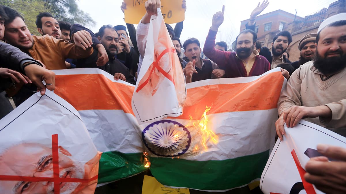 Ihmiset osoittivat mieltään Intian ilmaiskuja vastaan Peshawarissa, Pakistanissa 26. helmikuuta.
