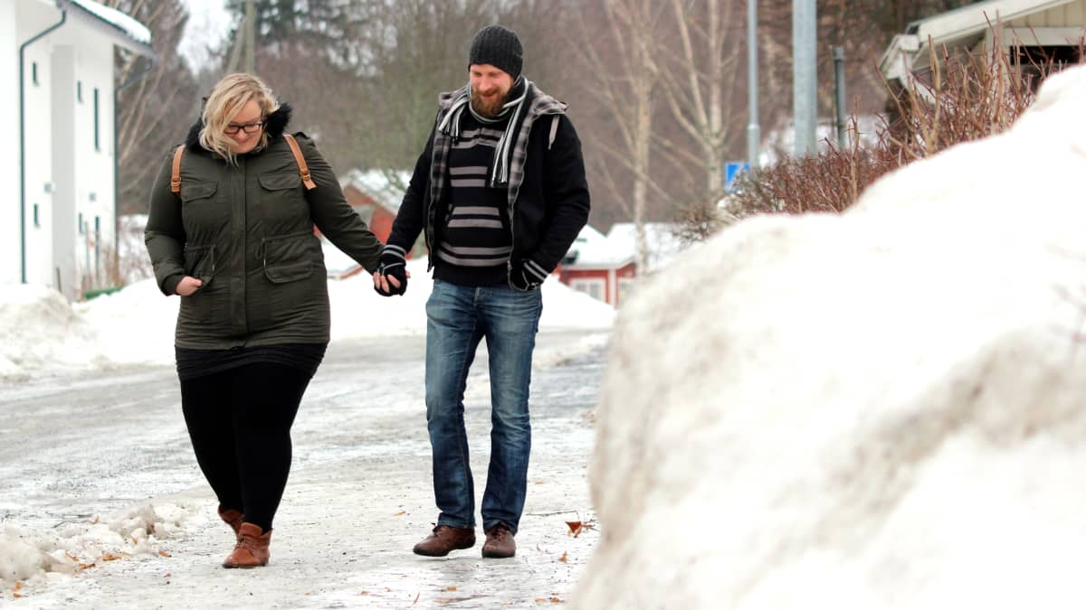Tanja Rongas ja Tomppa Ojava kävelemässä käsi kädessä jäisellä kadulla.