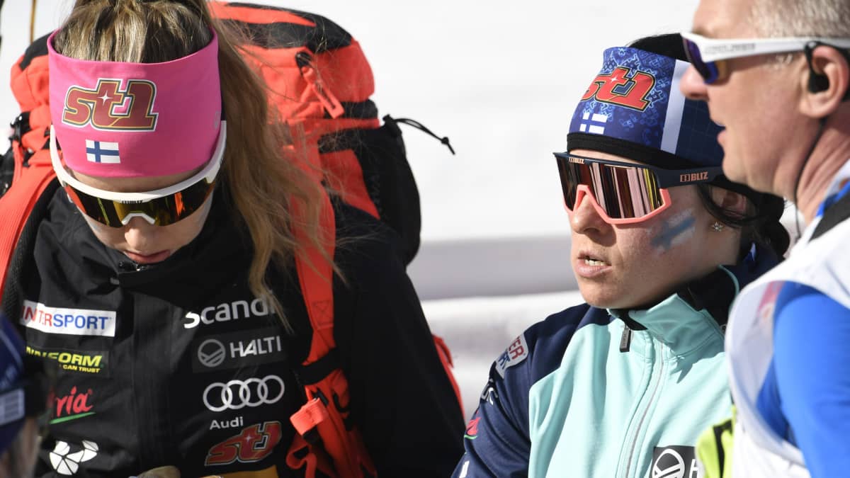 Laura Mononen (vas.), Krista Pärmäkoski ja päävalmentaja Matti Haavisto.