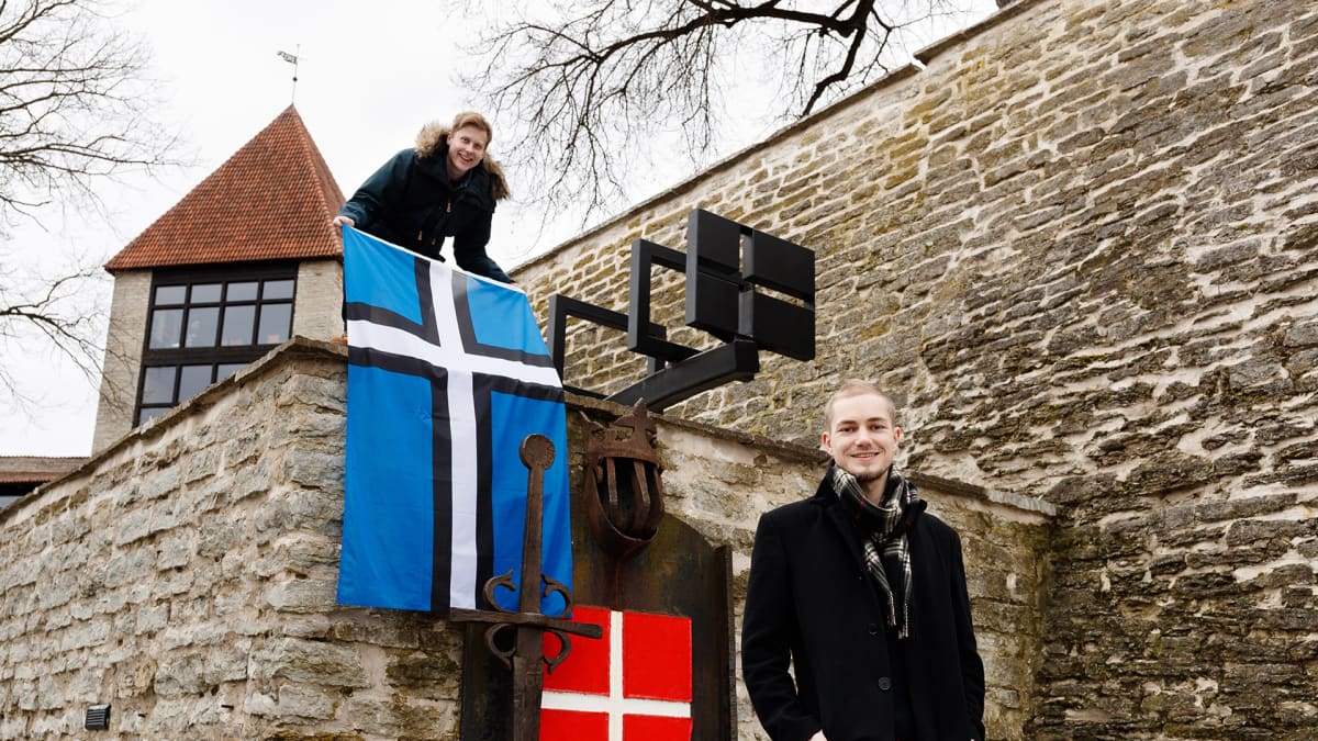 Jaan-Matti Saul ja Peedu Tuisk esittelevät ristilippua Tallinnassa