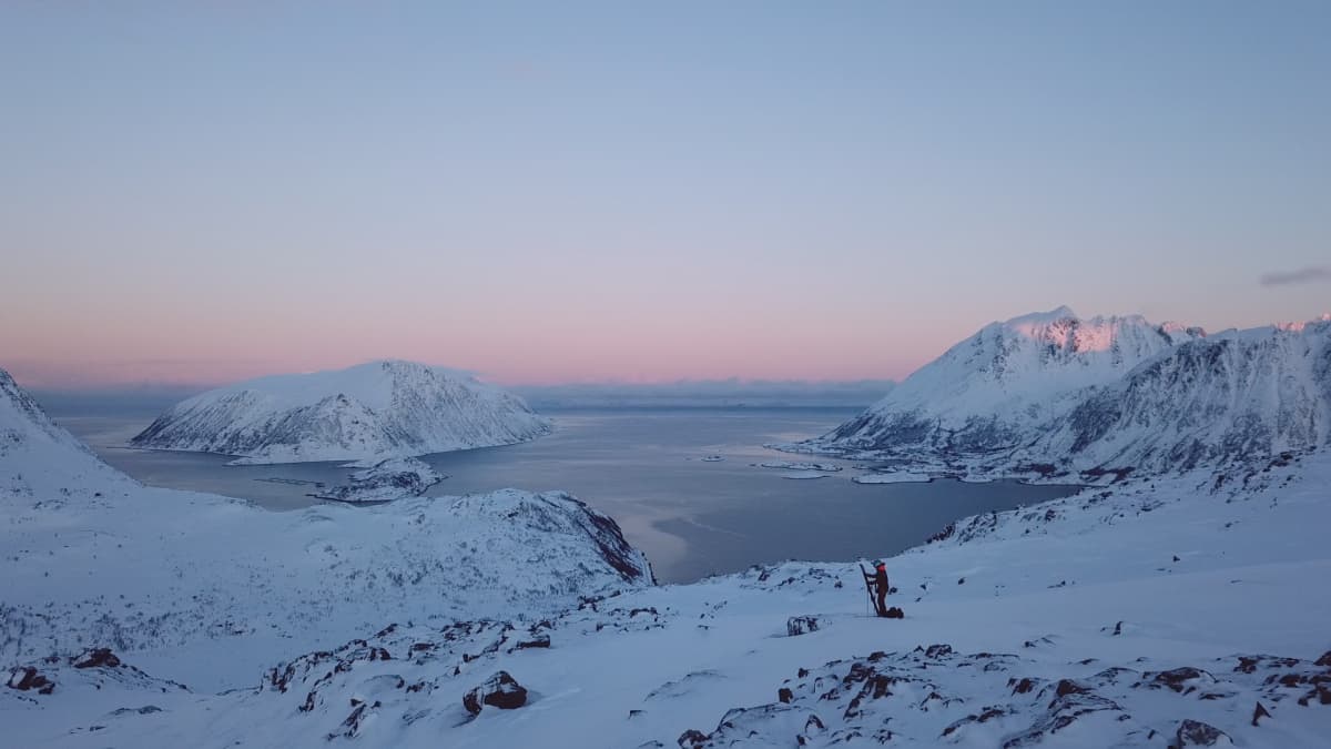 Vapaalaskija Juho Karhu Pohjois-Norjassa Bergsfjordissa.