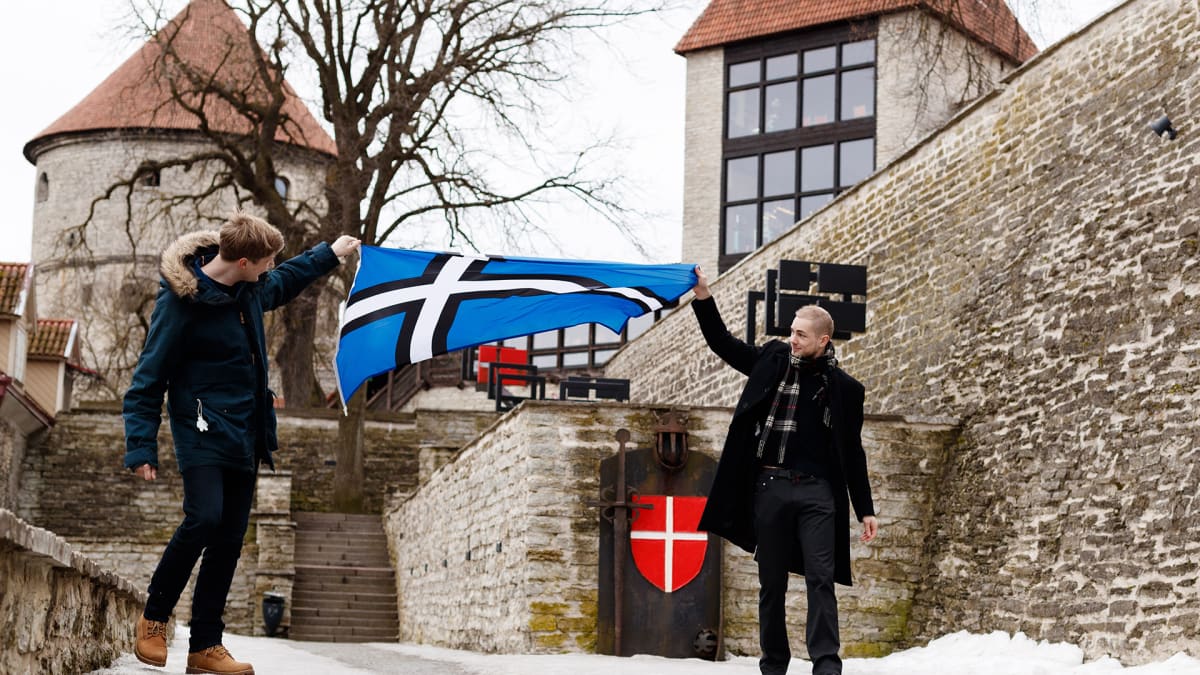 Jaan-Matti Saul ja Peedu Tuisk esittelevät ristilippua Tallinnassa