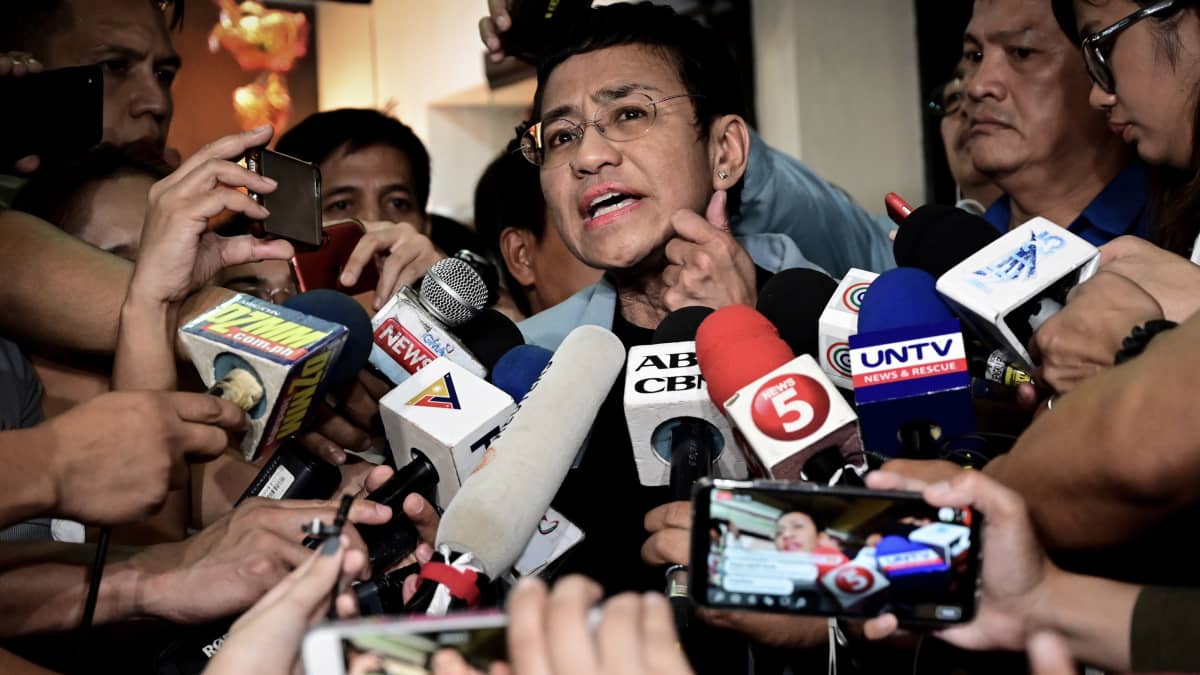 Filippiiniläinen toimittaja Maria Ressa piti 14. helmikuuta tiedostutilaisuuden päästyään takuita vastaan vapaaksi.
