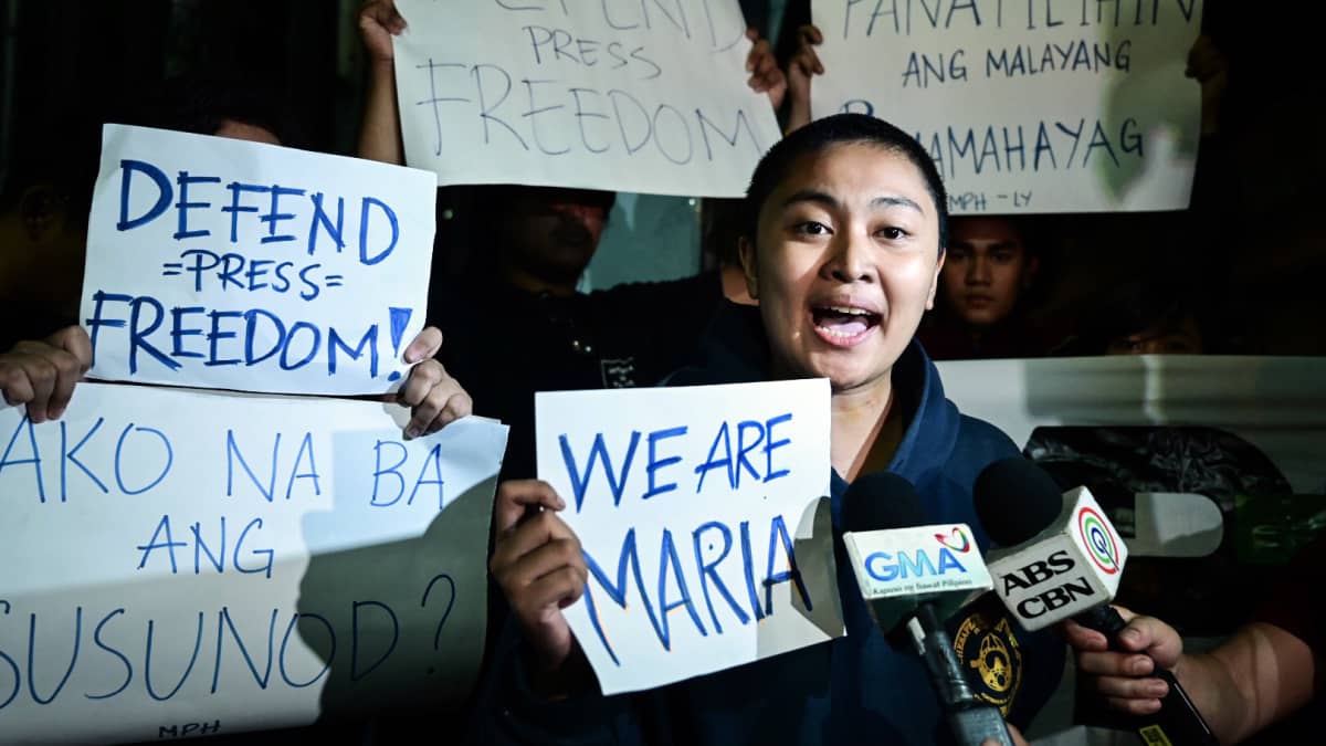 Mielenosoittajat protestoivat helmikuussa Maria Resan pidätystä Manilassa. 