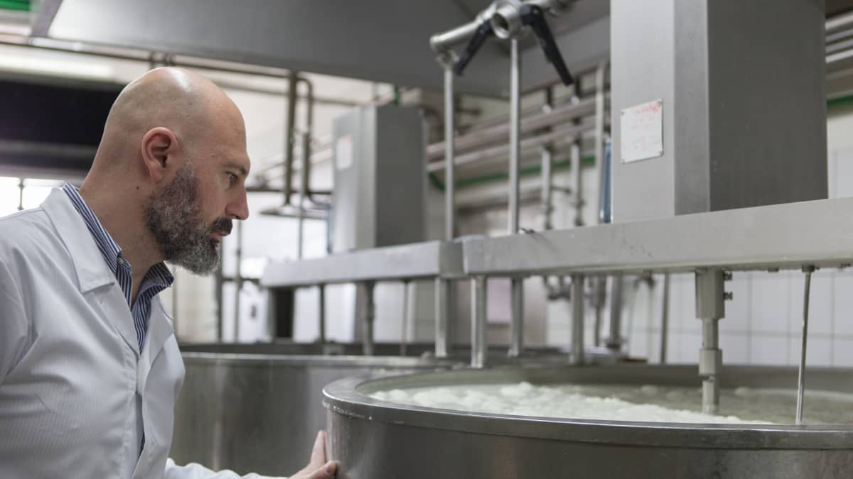 Fetan tuottaja Kyriakos Kostarelos tarkkailee maidon pastörointia. Kostarelos valvoo huolella, mitä eläimet syövät ja miten maito kuljetetaan valmistamoon.