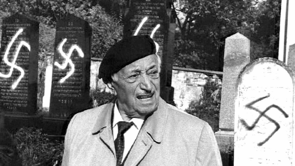 Simon Wiesenthal itävaltalaisen Eisenstadtin kaupungin juutalaisella hautausmaalla, jossa hautakiviä oli tuhrittu hakaristein. 