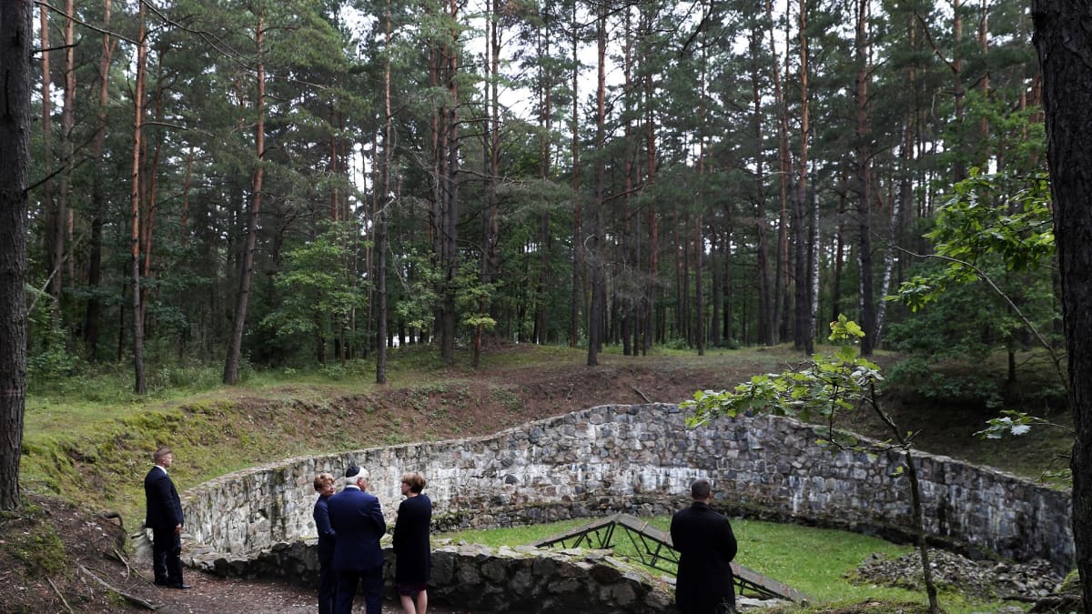Saksan presidentti Frank-Walter Steinmeier ja hänen vaimonsa Elke Büdenbender (keskellä oikealla) Paneriain joukkomurhan muistopaikalla Liettuassa. Heidän vieressään on Liettuan juutalaisyhteisön johtaaja Faina Kukliansky.