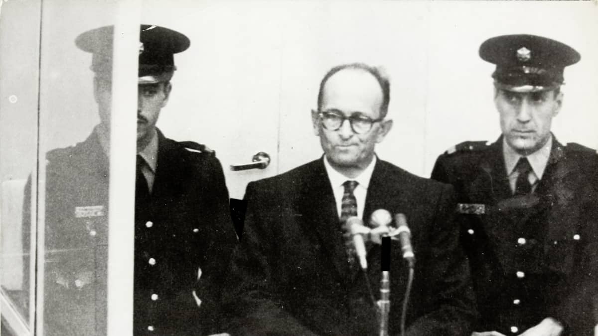 Adolf Eichmann oikeudessa Jerusalemissa huhtikuussa 1961.