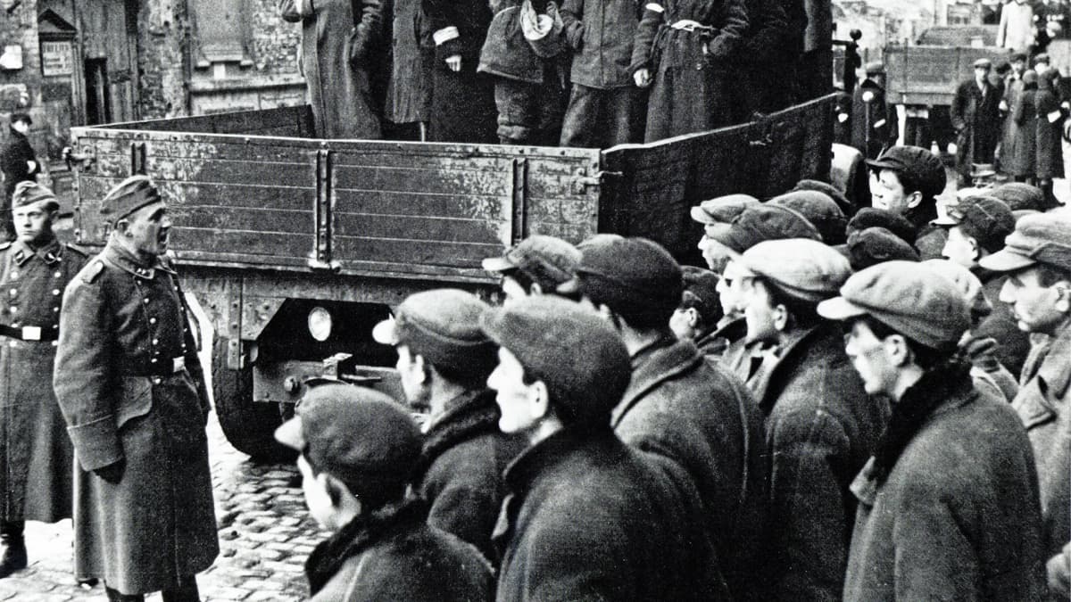 Juutalaisia siirretään Varsovan ghetosta 1941.