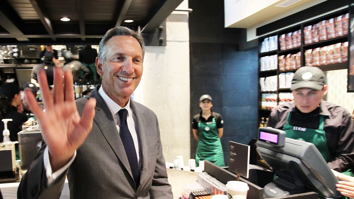 Howard Schultz Starbucks-kahvilan avajaisissa Bogotassa Kolumbiassa heinäkuussa 2014.