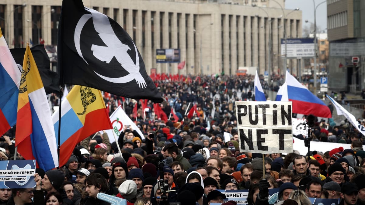Tuhannet moskovalaiset kokoontuivat kaupungin kaduille sunnuntaina protestoimaan uutta lakiesitystä vastaan.