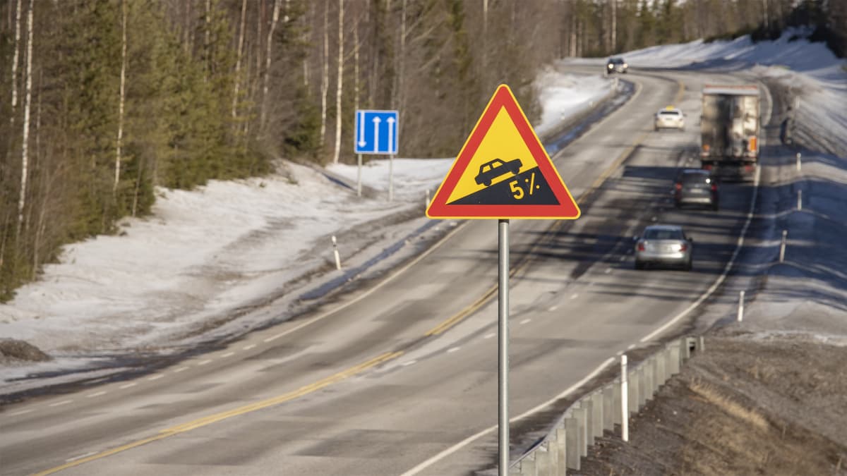 Rekka nousee jyrkkää mäkeä. 