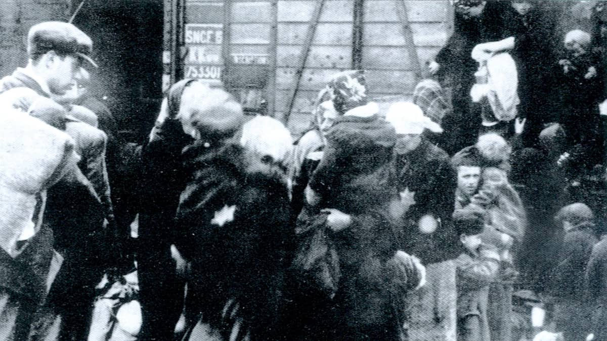 Juutalaisia kuljetetaan keskitysleireille Itä-Euroopassa vuonna 1942.