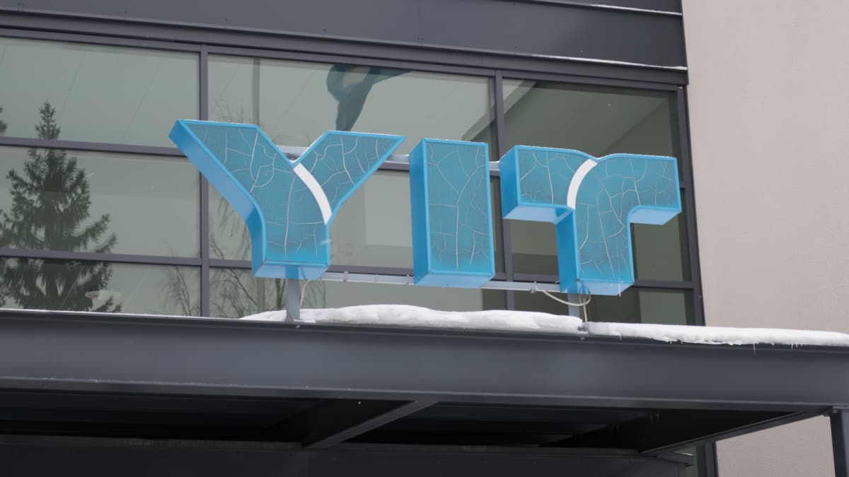 YIT:n logo toimitalon katolla.