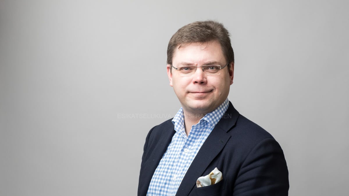Accountorin toimitusjohtaja Niklas Sonkin arvostelee tulorekisterin toteutustapaa voimakkaasti.