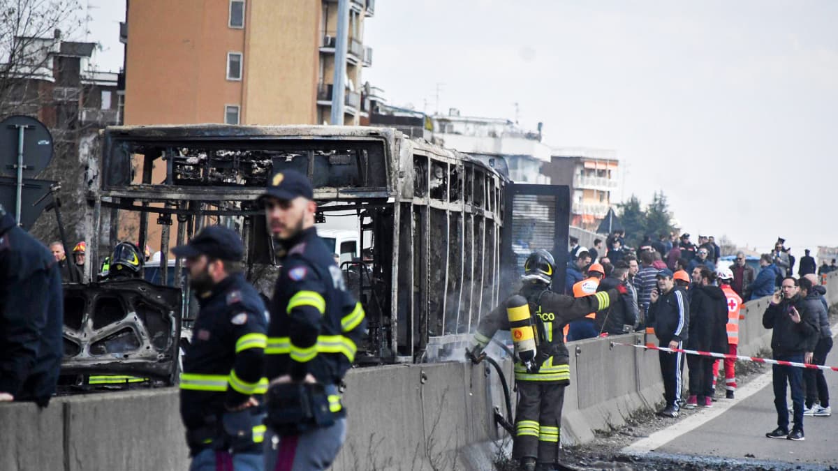 Kuskin tuleen sytyttämä bussi sammutustöiden jälkeen 20. maaliskuuta.