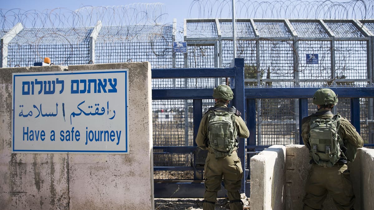 Israelilaisia sotilaita vartiossa Quneitran rajanylityspaikalla Golanin kukkuloilla.
