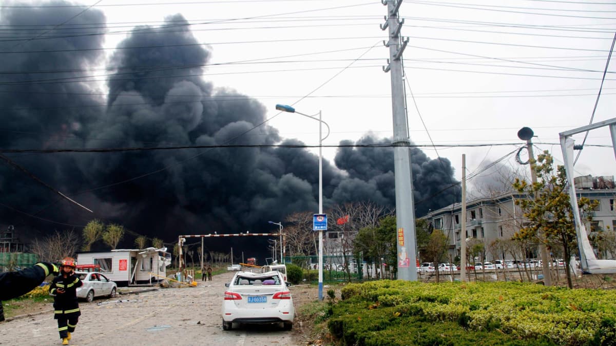 Savu nousi räjähtäneen tehtaan raunioista Kiinan Yangchengissä torstaina. 