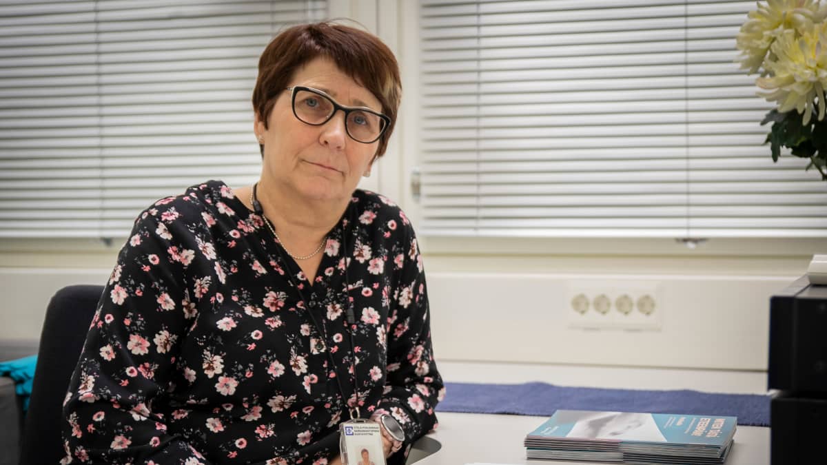Mirja Fältmars johtaa henkisen ensiavun päivystysrinkiä Seinäjoen keskussairaalassa.
