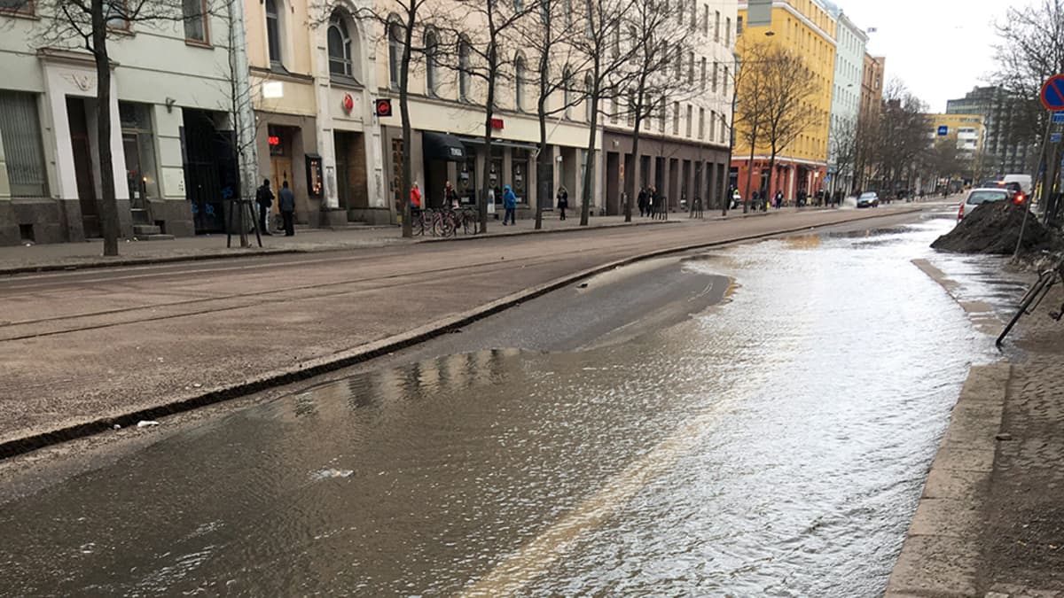 Helsinginkadulla tulvii lauantaina 23. maaliskuuta