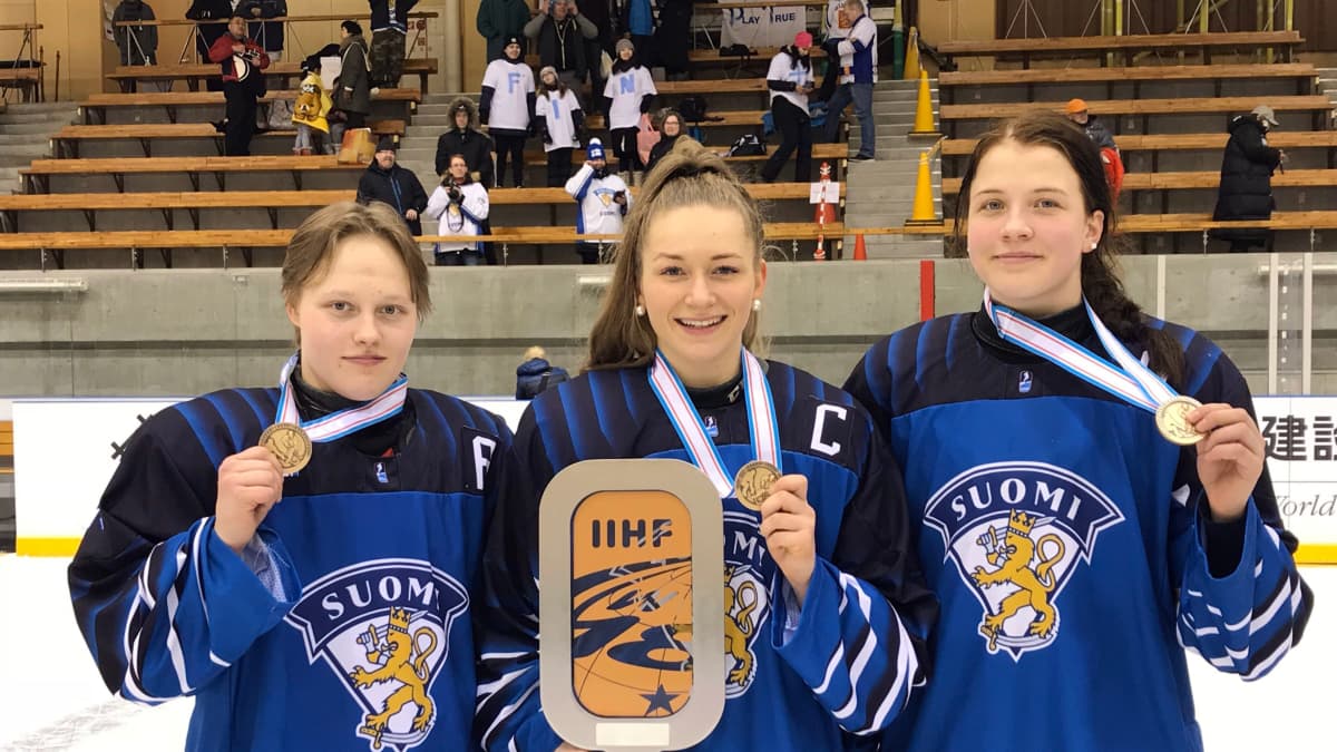 Viivi Vainikka (vas), Nelli Laitinen ja Emilia Vesa saavuttivat alle 18-vuotiaiden MM-kisoissa pronssia. Vainikka ja Laitinen valittiin myös naisten MM-joukkueeseen.
