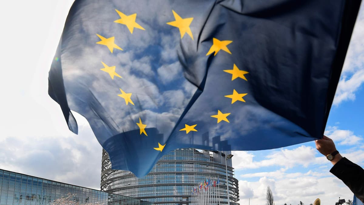 Ihmiset osoittavat mieltään tekijänoikeudirektiivin äänestyksen alla euroopan parlamentin edustalla Strasbourgissa 26. maaliskuuta.