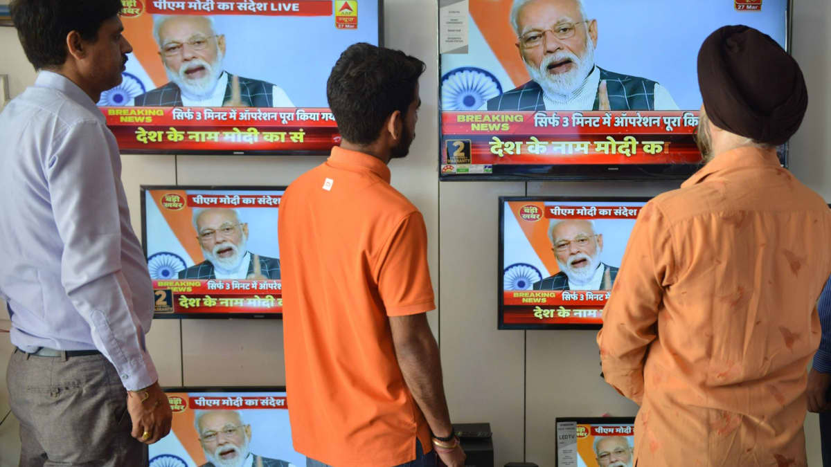 Intialaismiehet katselivat pääministeri Narendra Modin televisiopuhetta Amritsarin kaupungissa keskiviikkona. Intia laukaisi ensimmäisen satelliittienvastaisen ohjuksensa.