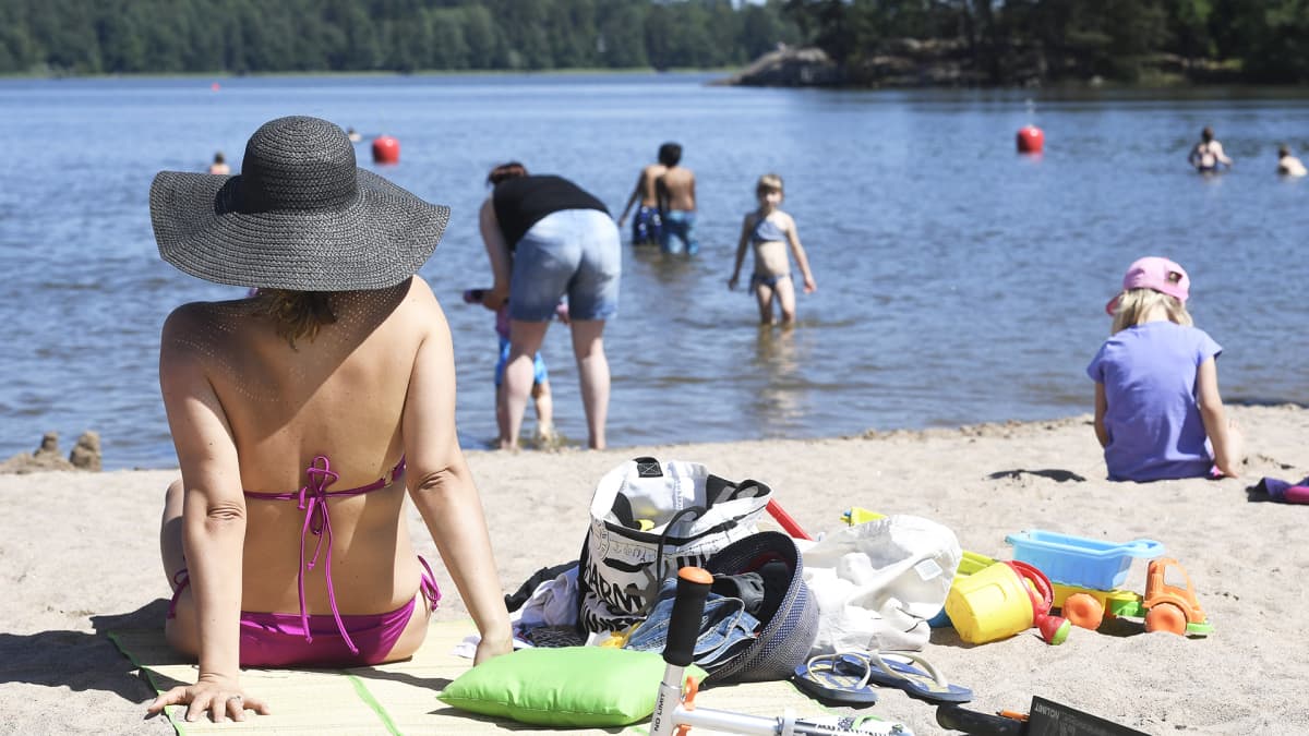 Ihmisiä uimarannalla Bodominjärvellä Espoossa 16. kesäkuuta 2018. 