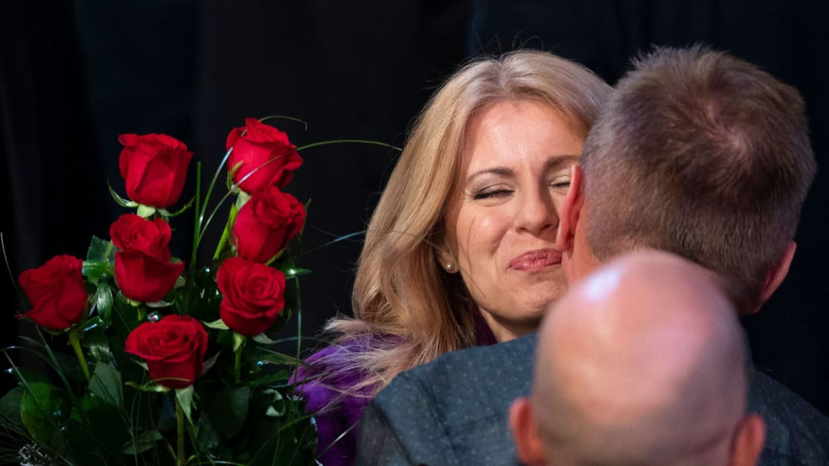  Zuzana Čaputová otti vastaan onnitteluja ja kukkia Slovakian pääkaupungissa Bratislavassa vaalivoittonsa varmistuttua varhain sunnuntaina.