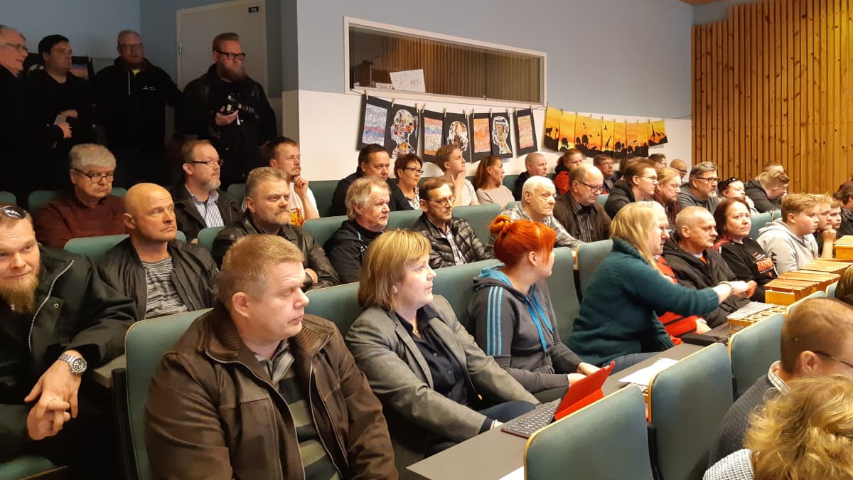 Yleisöä Lemin kunnanvaltuuston kokouksessa 1.4.2019.