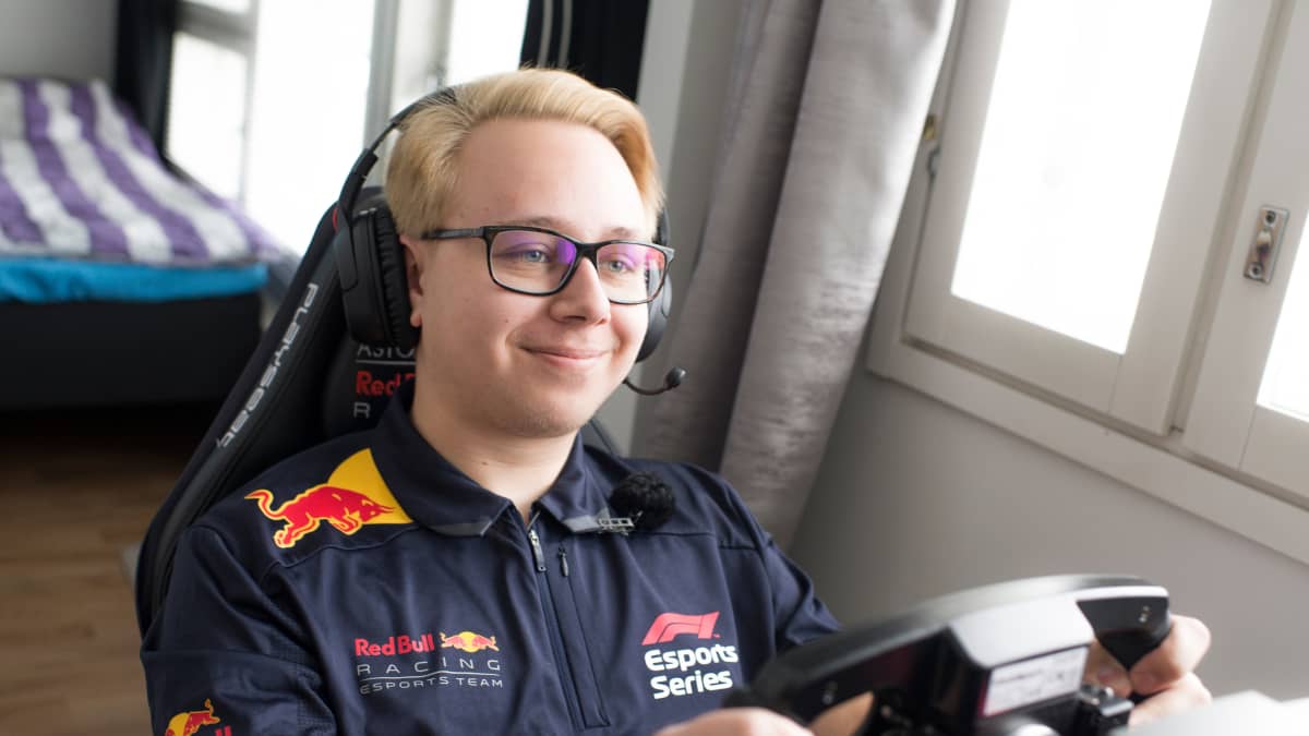 Kokkolalainen Joni Törmälä harjoittelee e-formulaa kotonaan simulaattorissa.