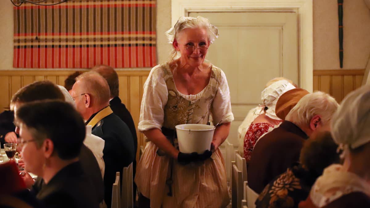 Mamselli Johanna Talso palvelemassa vieraita