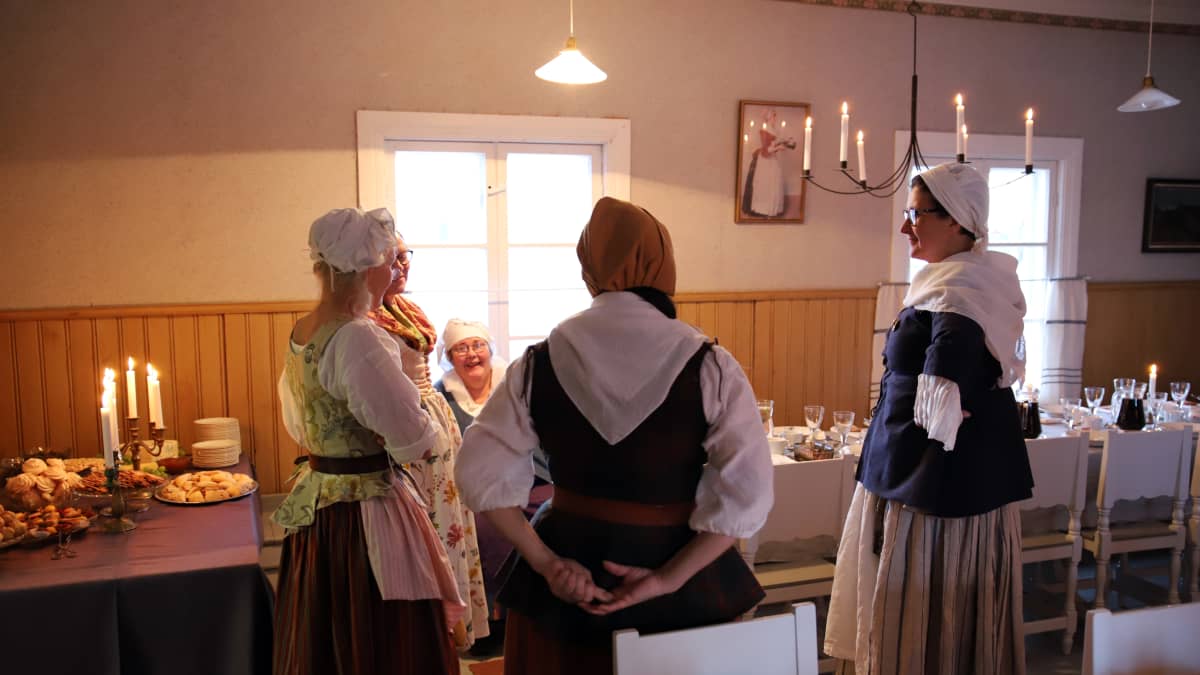 Napuen mamsellit valmistautumassa iltaan