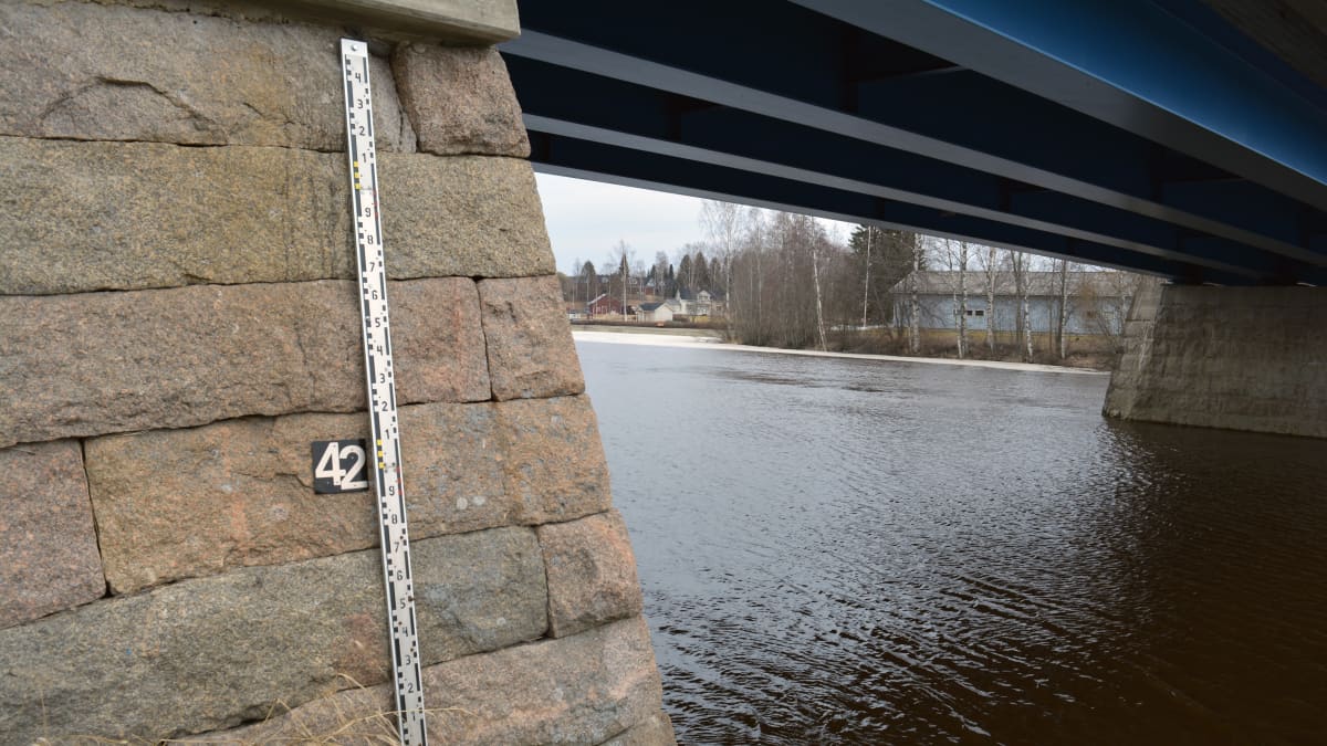 Kyrönjoen korkeutta tarkkaillaan siltaan kiinnitetyllä mittarilla Kurikassa.