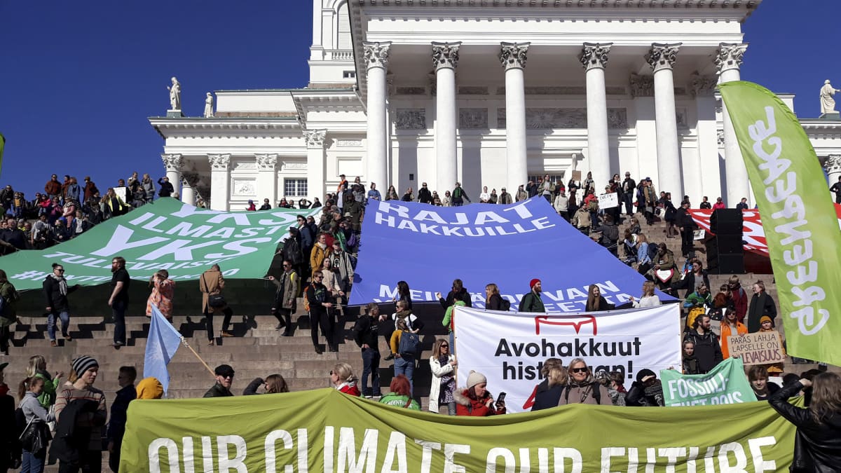 Ilmastomarssille osallistuvat kokoontuivat Senaatintorilla Helsingissä 6. huhtikuuta 2019