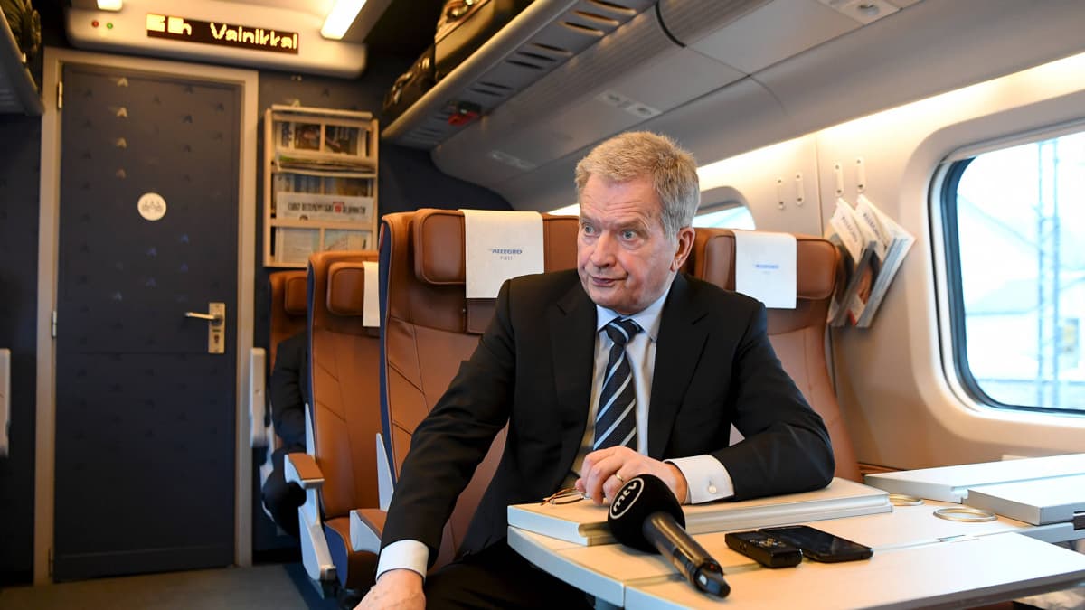 Presidentti Sauli Niinistö Allegro-junassa matkalla Venäjän isännöimään arktiseen foorumiin Pietariin.