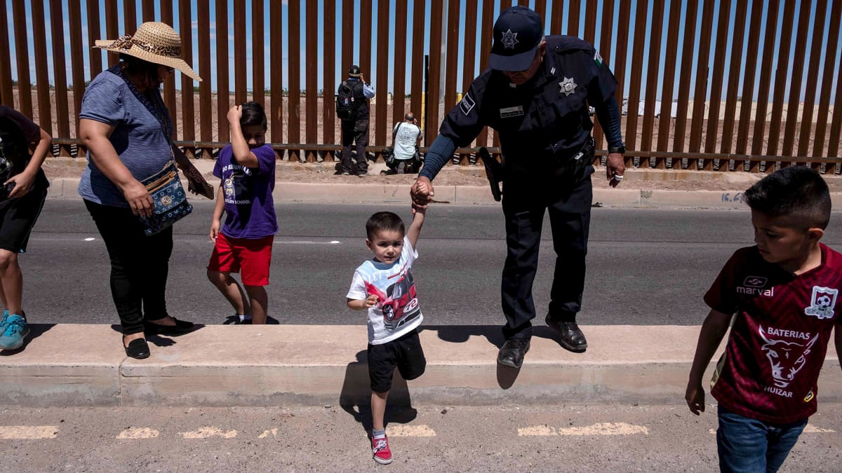 Rajavartiat suorittivat turvallisuusoperaatiota rajalla Mexicalissa ennen Yhdysvaltain presidentti Donald Trumpin saapumista Calexicoon, rajan toiselle puolelle 5. huhtikuuta.  