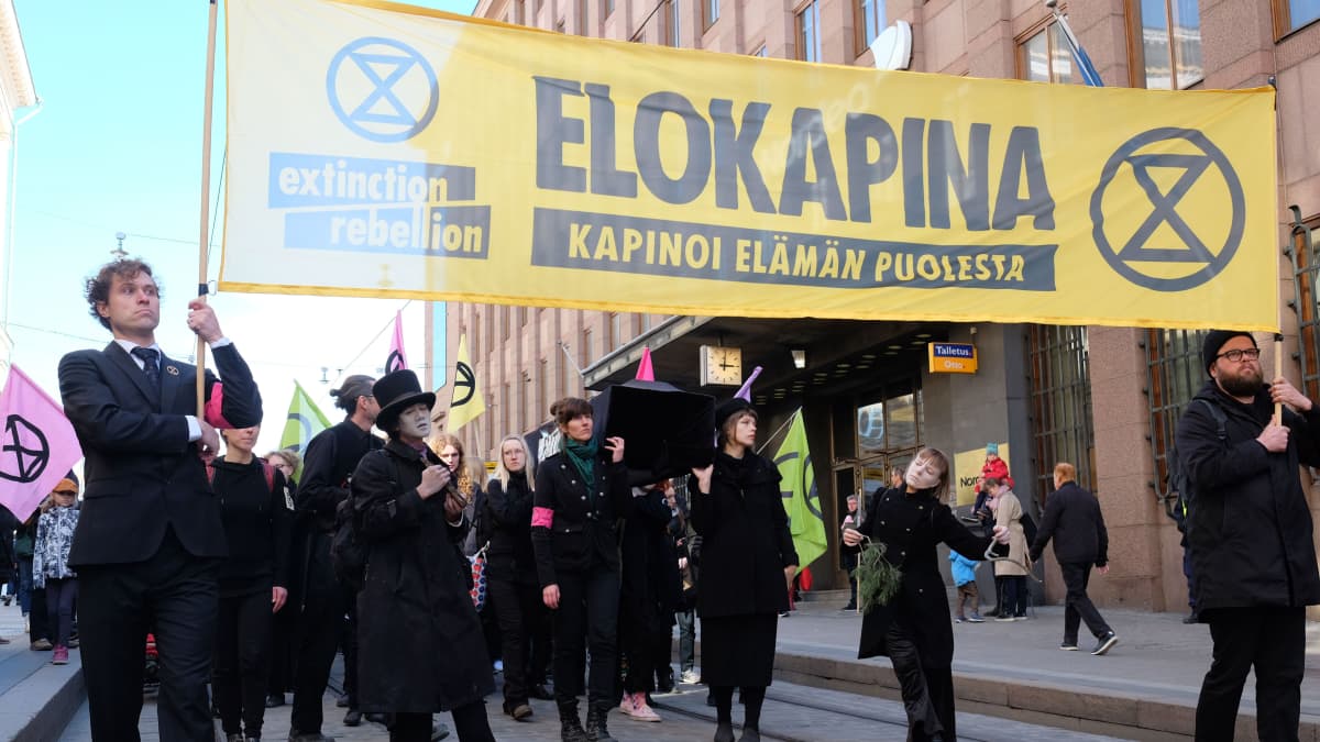 Muutama kymmenen Elokapinan aktiivia osallistui lauantaina Helsingin ilmastomarssiin hautajaissaattueen muodossa. 