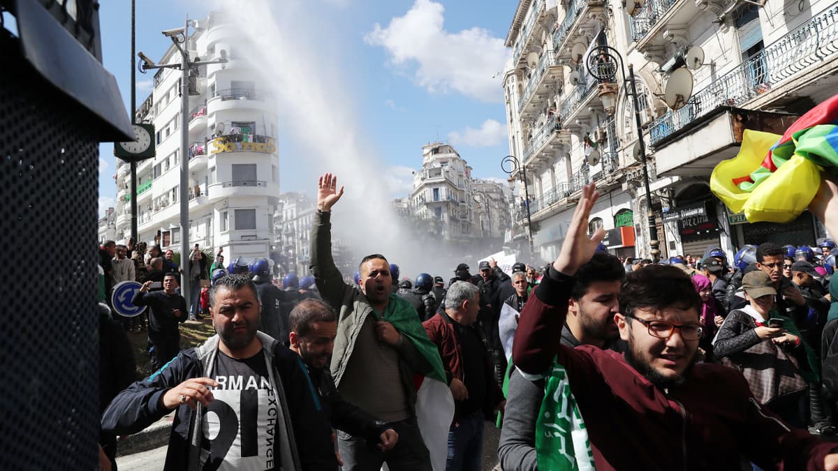 Mielenosoittajia Algeriassa.