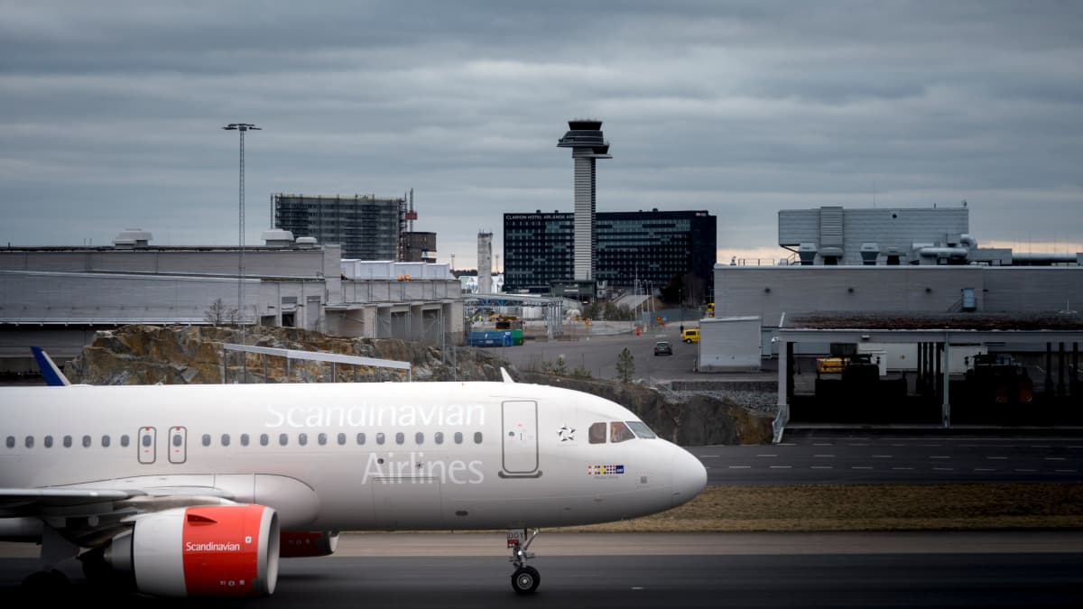 Lentoyhtiö SAS:in kone rullaa Tukholman Arlandan kentällä