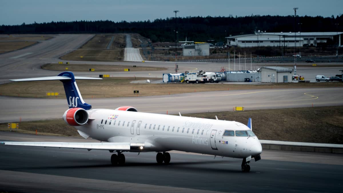 Lentoyhtiö SAS:in kone rullaa Tukholman Arlandan lentokentän kiitoradalla.