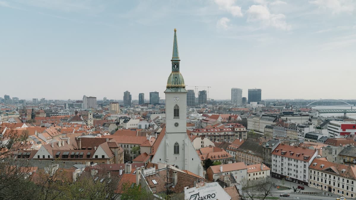 Bratislavan horisontista voi erottaa lukuisia rakennustyömaita. Kaupungissa on lähes täystyöllisyys. 