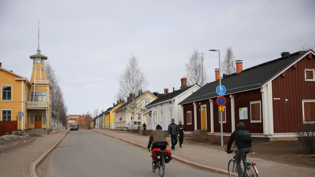 Pyöräilijöitä Oulun Pikisaaressa.