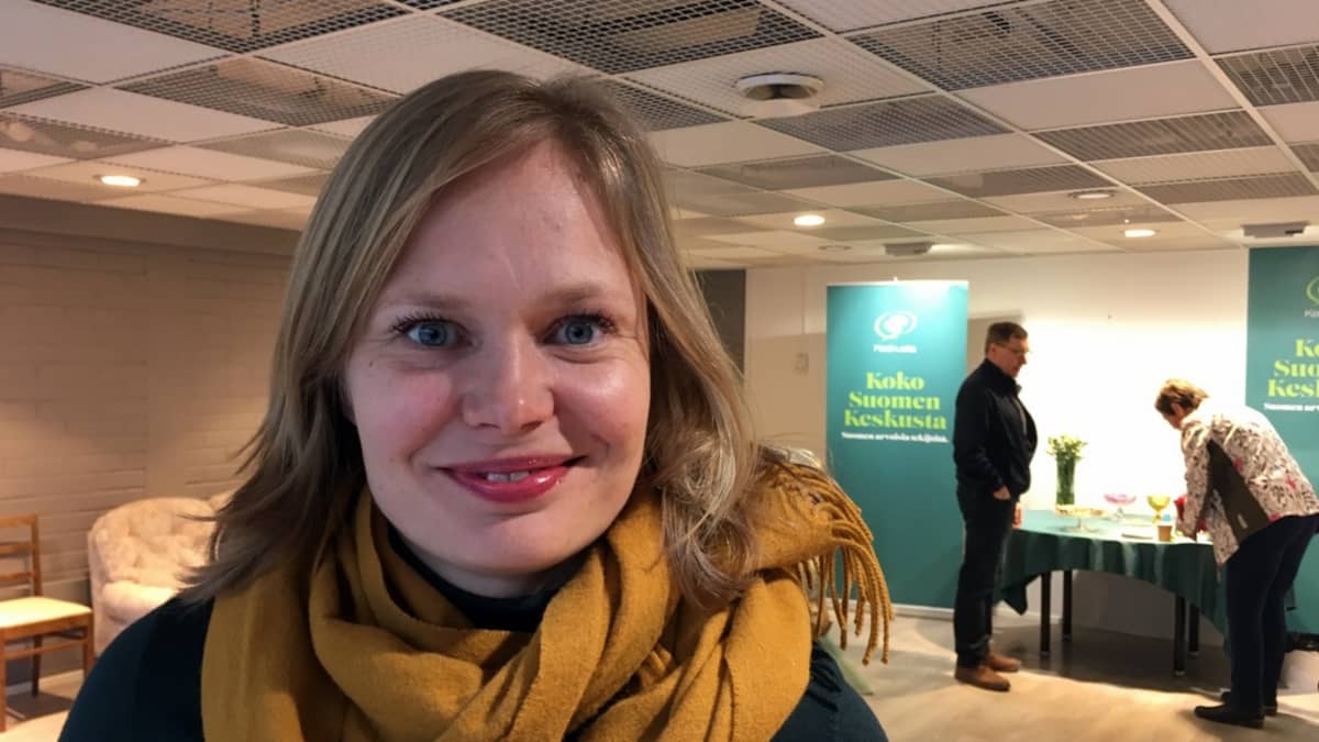 Hanna Kosonen  kampanjoi maanantaina kotikaupungissaan Savonlinnassa.