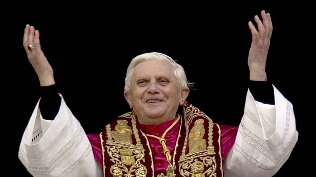 Paavi Benedictus XVI noustuaan virkaansa vuonna 2005.