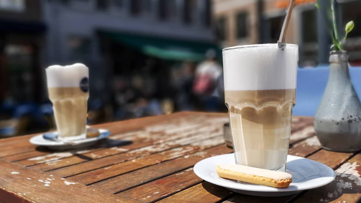 Latte macchiatoja pöydällä. 