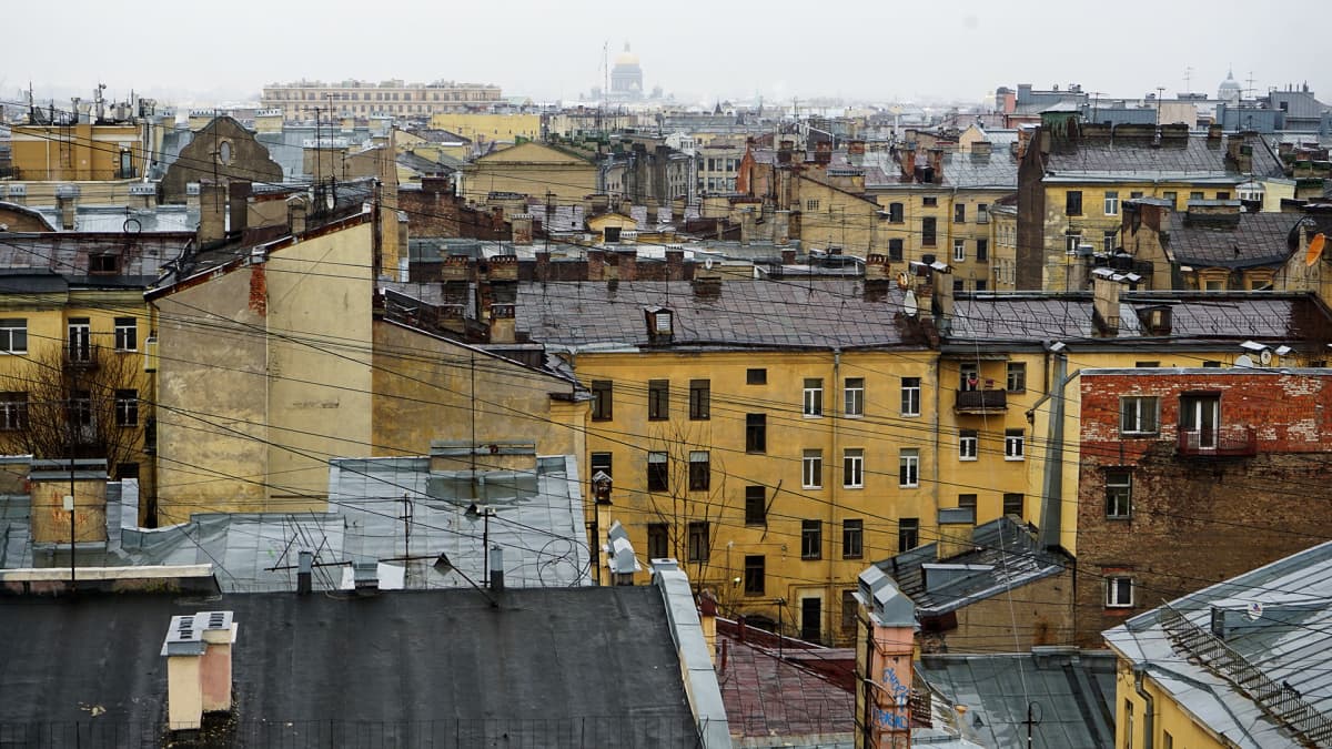 Näkymä kattojen yli Pietarista