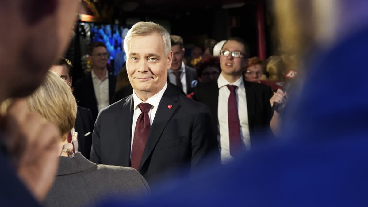 Antti Rinne SDP:n vaalivalvojaisissa.