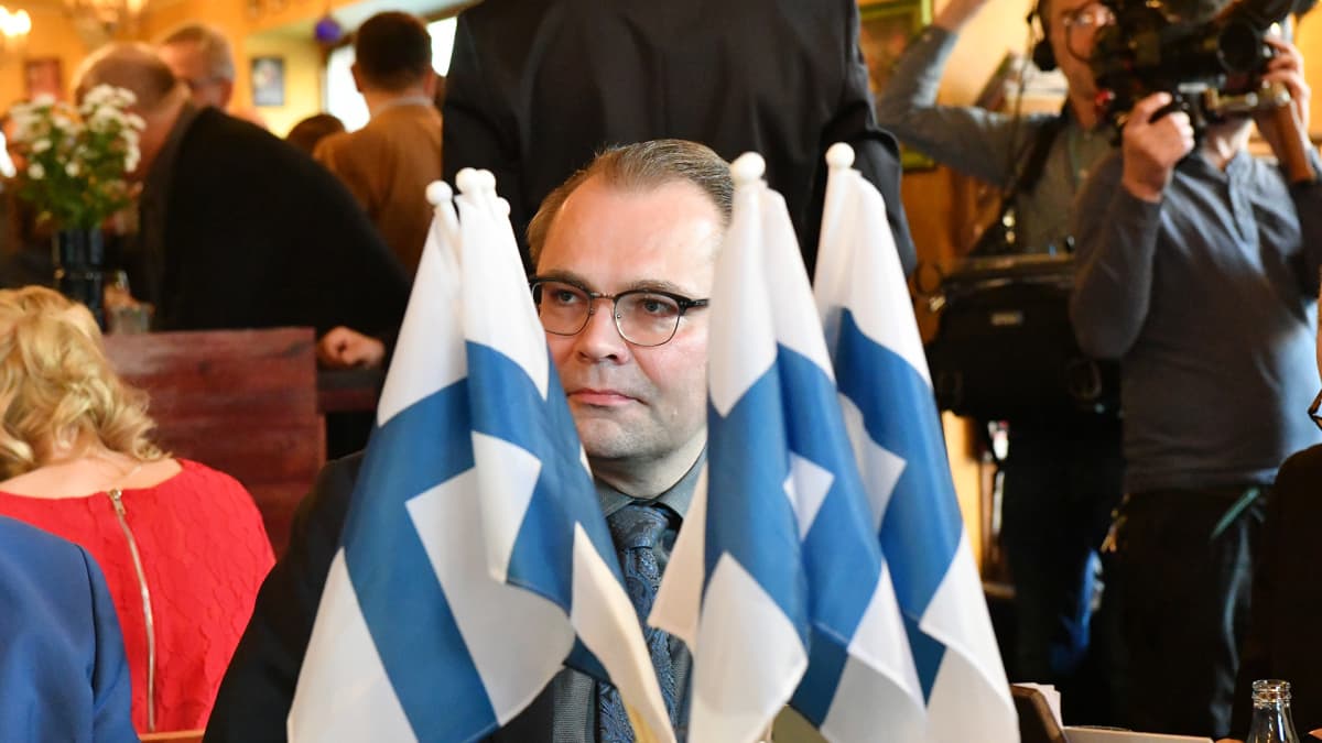 Jussi Niinistö sinisten vaalivalvojaisissa Helsingissä.
