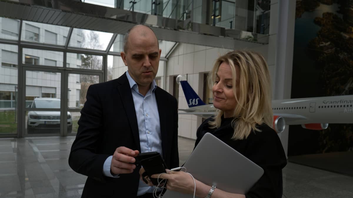 Lentoyhtiö SAS:in ympäristö- ja yhteiskuntavastuujohtaja Lars Andersen Resare ja yhtiön Ruotsin-viestintäjohtaja Freja Annamatz